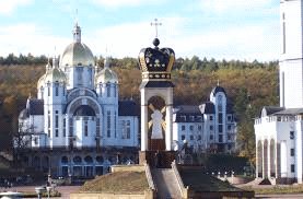 Зарваниця :: Згодом монах звів на місці тому гарну каплицю і туди поставив ікону Богородиці а саме місце назвав Зарваницею