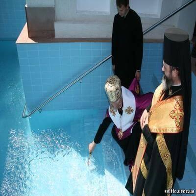 Зарваниця :: Вікно детальніше :: Купель Святої Анни в Зарваниці оздоровлює, кажуть паломники